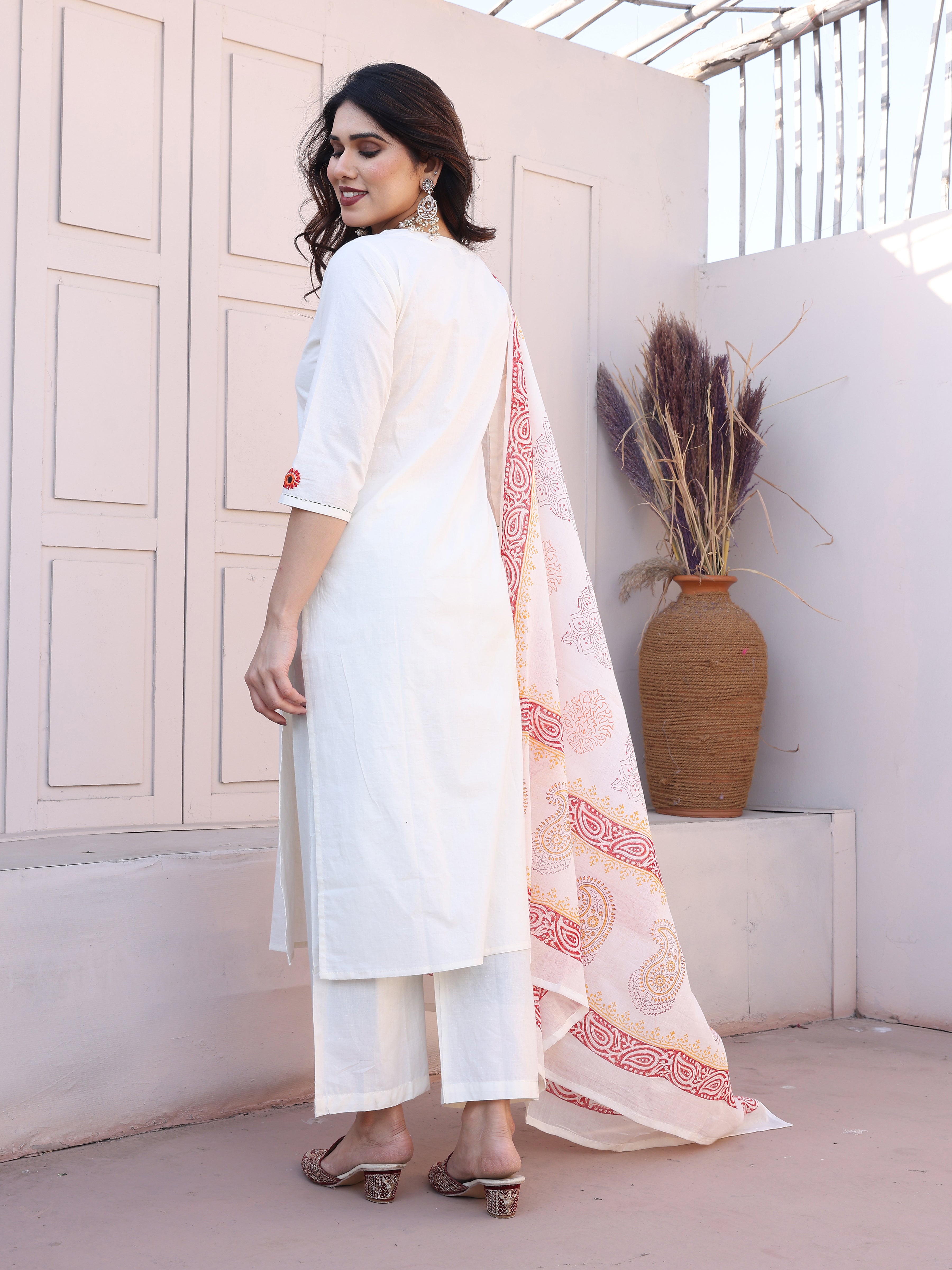 Embroidered White Kurta Set: A Touch of Tradition
